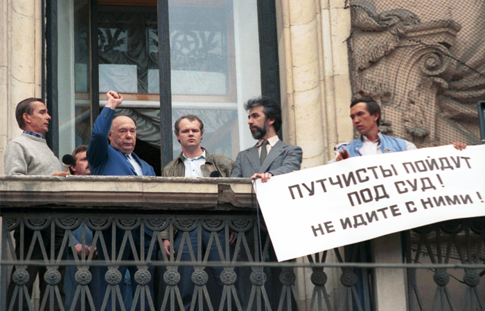 Александр Яковлев на балконе Моссовета во время митинга в поддержку демократии