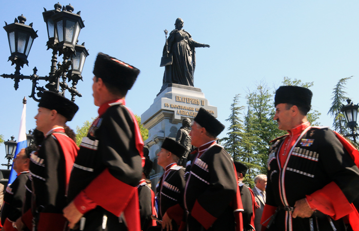 В Екатерининском саду Симферополя открыли уничтоженный после революции памятник российской императрице Екатерине II. Монумент был установлен в 1890 году в память о присоединении Крыма к России. У гранитного постамента были установлены скульптуры государственных деятелей екатерининской эпохи, участвовавших в присоединении Крыма. Монумент украшал городской сад Симферополя 30 лет. В мае 1921 года он был демонтирован.