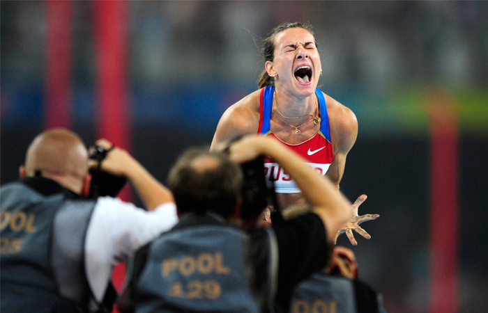 Елена Исинбаева становится двукратной олимпийской чемпионкой во время Игр в Пекине, август 2008 год