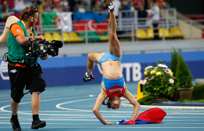 Исинбаева празднует победу на чемпионате мира по легкой атлетике 2013 в СК "Лужники" в Москве, август 2013 год