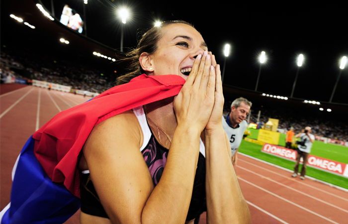 Исинбаева празднует очередной мировой рекорд (с первой попытки российская спортсменка взяла высоту 5,06 метра), август 2009 год. Этот рекорд и поныне остается непревзойденным
