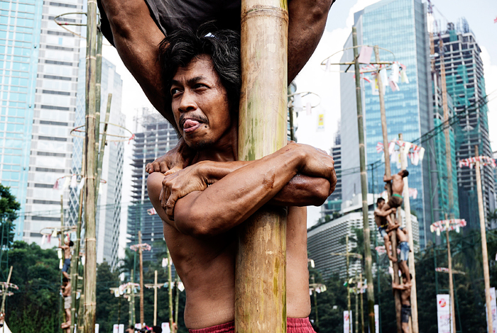 Участники традиционной игры Панжат Пинанг в День независимости в Индонезии
