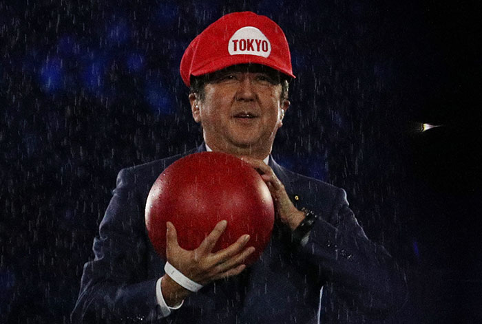 В ходе церемония закрытия Игр-2016 флаг Международного олимпийского комитета (МОК) был передан столице Японии