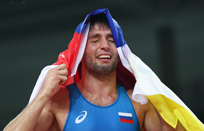 Последнюю золотую награду для российской сборной завоевал борец вольного стиля Сослан Рамонов. В финальном поединке он одолел чемпиона ОИ-2012, азербайджанца Тогрула Аскерова со счетом 11:0.