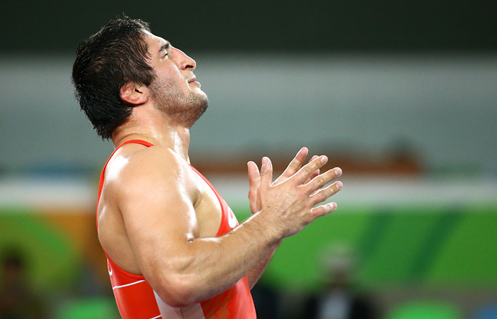 16-ю золотую медаль в копилку сборной России принес борец вольного стиля 20-летний Абдулрашид Садулаев. В финальной схватке он одолел представителя Турции Селима Яшара.