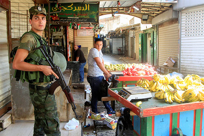 В Палестине молодежь опять бунтует. Солдаты охраняют порядок.