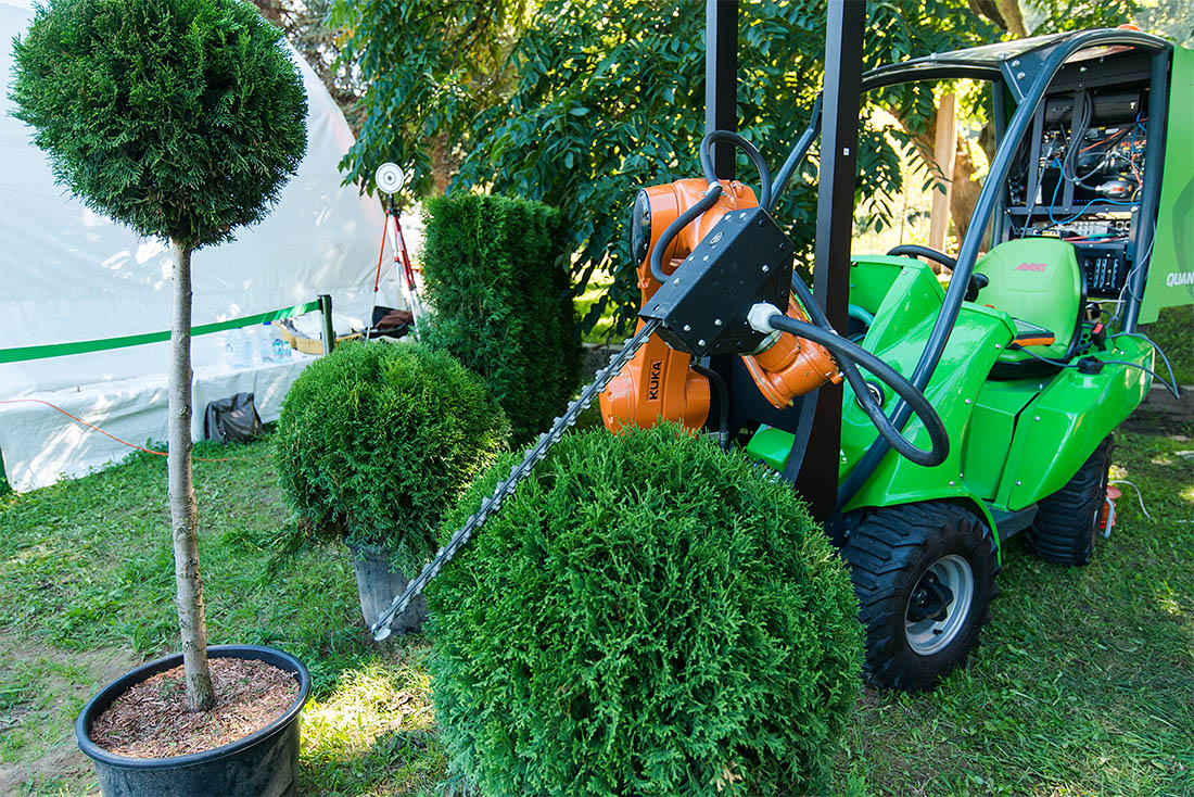Среди умиротворенных и тихих ухоженных уголков спрятался достаточно неожиданный экспонат - GARDY. Как объясняет разработчик, "Gardy - мобильный топиарный робот для создания сложных геометрических и художественных форм из зеленых насаждений". Российская разработка, а вот шасси, правда, финское. Тем не менее это робот, стригущий кусты и стригущий их художественно. Сила!
