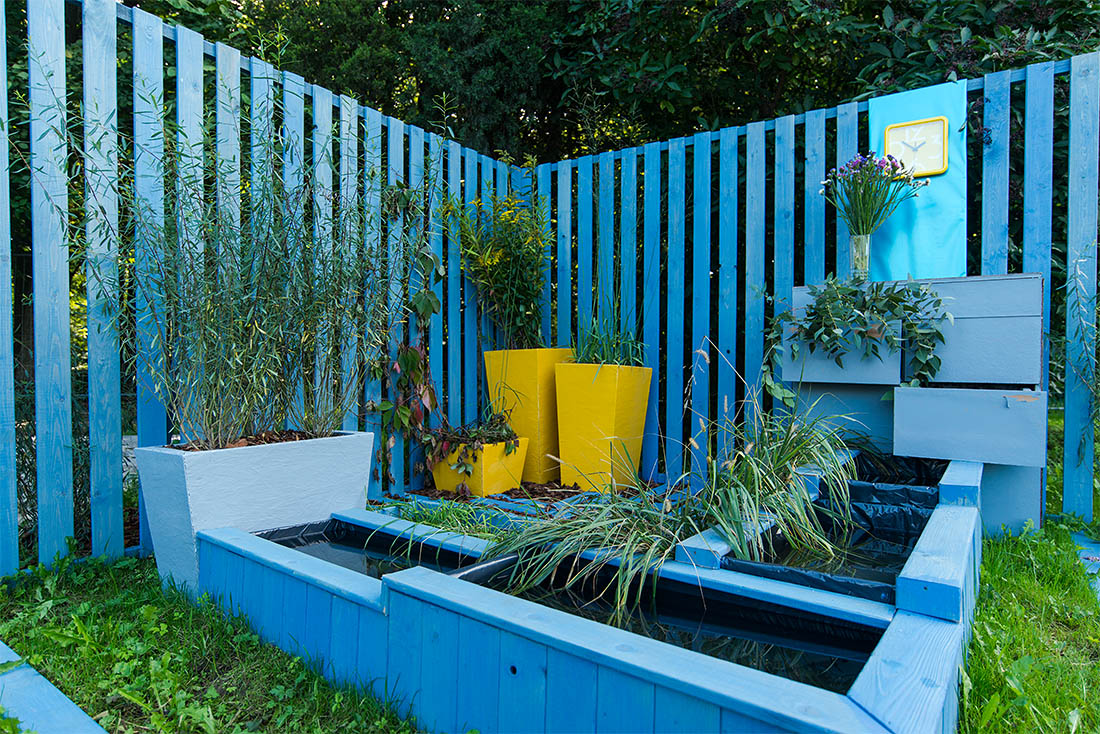 А вот и другая конкурсная работа - "Сад времени". Как говорят сами авторы, в своей работе они "стремились отобразить течение реки, течение времени, круговорот воды, круговорот событий в жизни..."