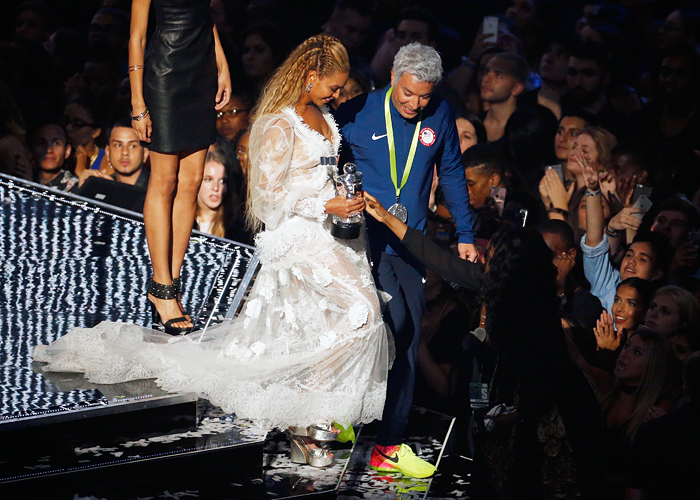 Обладательница восьми призовых статуэток певица Бейонсе и Джимми Фэллон