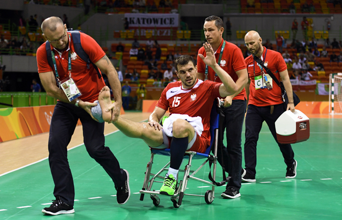 Польский спортсмен Михаил Юрецкий получил травму лодыжки во время гандбольного матча между сборными Польши и Египта