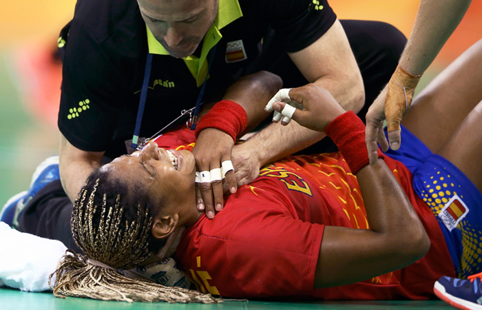 Испанская гандболистка Марта Манге получила травму во время матча против Норвегии