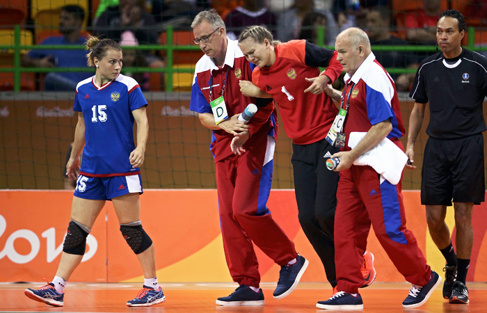 Голкипер сборной России по гандболу Анна Седойкина травмировала колено в игре против шведской команды