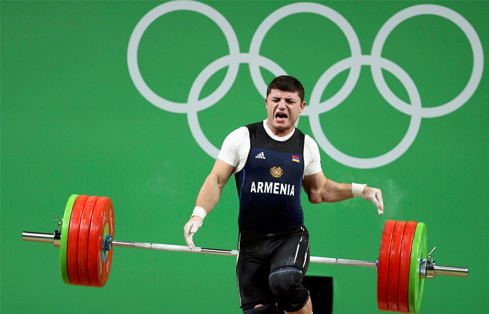 Тяжелоатлет из Армении Андраник Карапетян сломал руку во время выполнения толчка штанги