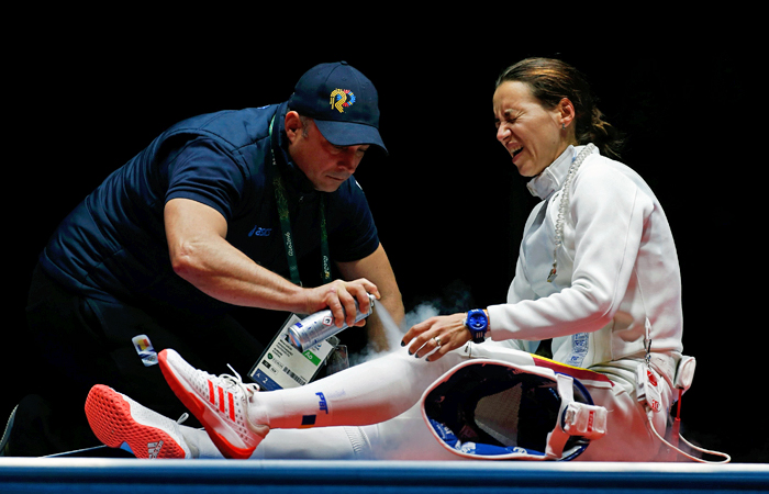 Румынка Симона Герман получила травму во время командных соревнований по фехтованию на шпагах среди женщин