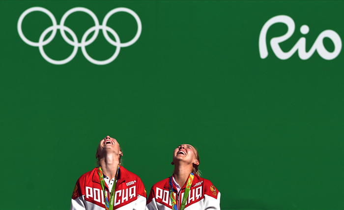 Теннисистки Елена Веснина и Екатерина Макарова стали обладательницами золотой медали Олимпиады в Рио-де-Жанейро в женском парном разряде. В финале соревнования россиянки нанесли поражение швейцаркам Мартине Хингис и Тимеа Бачински - 6:4, 6:4. Встреча продолжалась 1 час 38 минут.