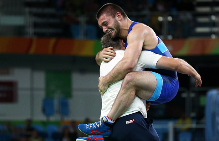 Российский борец греко-римского стиля Давит Чакветадзе, выступающий в весовой категории до 85 кг, принес России десятую по счету золотую медаль Игр-2016. В финале соперником 23-летнего двукратного чемпиона России Чакветадзе был 25-летний украинец Жан Беленюк - чемпион мира 2015 года, чемпион Европы 2014 и 2016 годов. Счет поединка - 9:2 в пользу российского борца.