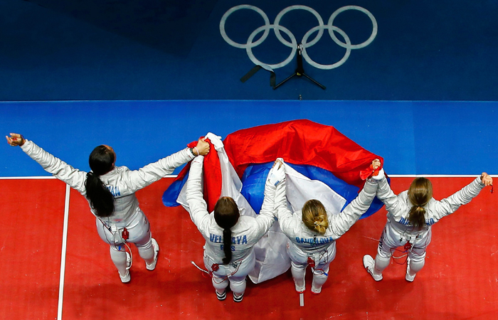 Женская сборная России по фехтованию стала обладателем золота летних Олимпийских игр, одержав победу в командном соревновании саблисток. В финале российская команда, в составе которой выступили Софья Великая, Юлия Гаврилова и Яна Егорян, одержала победу над соперницами из сборной Украины. Итоговый счет – 45:30 в пользу россиянок.