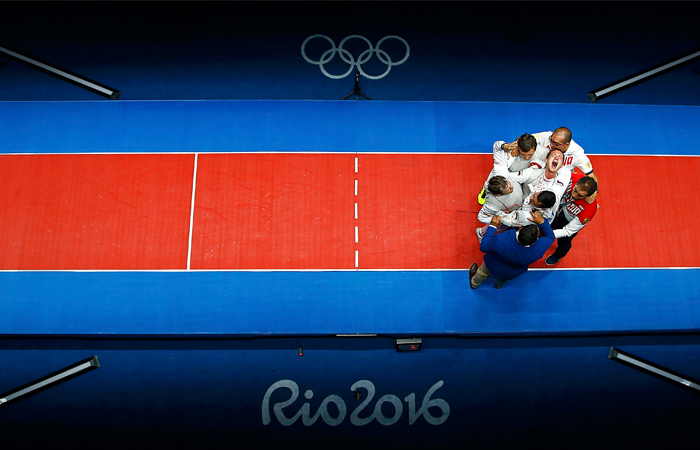 Мужская сборная России по фехтованию стала обладателем золота летних Олимпийских игр, одержав победу в командном соревновании рапиристов. В финале российская команда, в составе которой выступили Алексей Черемисинов, Артур Ахматхузин и Тимур Сафин, одержала победу над соперниками из сборной Франции - 45:41.