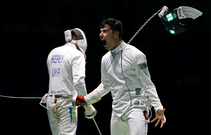 Швейцарец Фабиан Каутер празднует победу над украинцем Анатолием Гереем в соревновании по фехтованию на шпагах в матче 1/16 финала