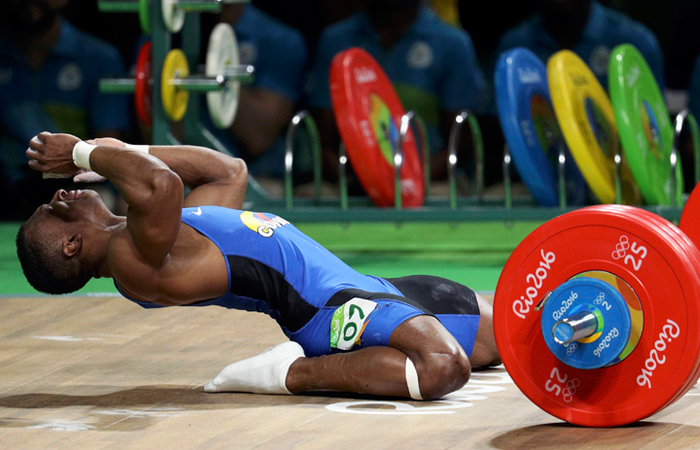 Колумбийский штангист Оскар Фигероа после победы в соревнованиях тяжелоатлетов в весовой категории до 62 кг