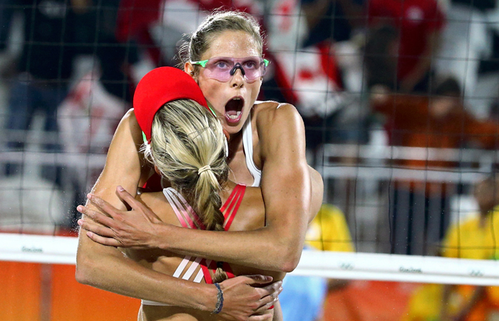 Игроки канадской сборной по пляжному волейболу Сара Паван и Хизер Бэнсли во время матча против Швейцарии