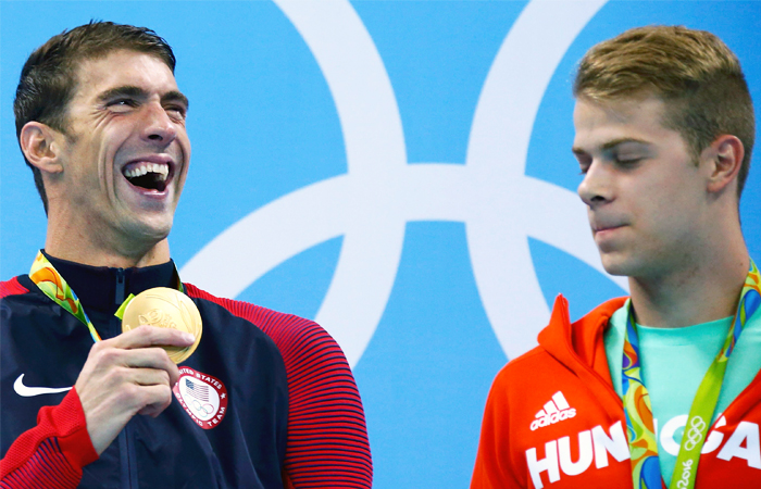 Золотой призер американец Майкл Фелпс (слева) и обладатель бронзы венгр Тамаш Кендереши во время вручения медалей Олимпийских игр в плавании на дистанции 200 метров баттерфляем
