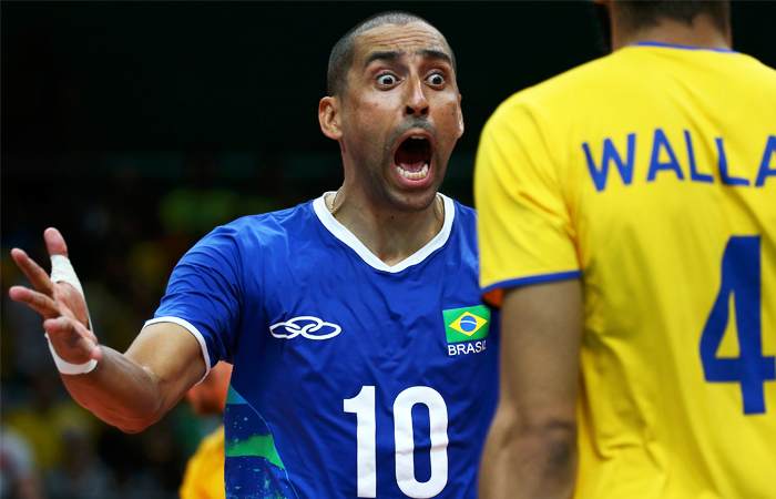 Игрок сборной Бразилии по волейболу Сержио во время матча против Канады