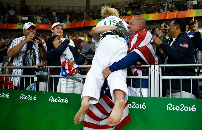 Американка Кайла Харрисон после победы в соревнованиях по дзюдо в весовой категории до 78 кг