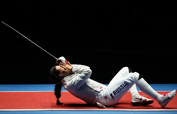 Российская саблистка Яна Егорян завоевала золотую олимпийскую медаль в личном первенстве. В финальном поединке олимпийского турнира в Рио-де-Жанейро 22-летняя Яна Егорян победила 31-летнюю россиянку Софью Великую со счетом 15:14. Для чемпионки мира Егорян - это первая олимпийская медаль.