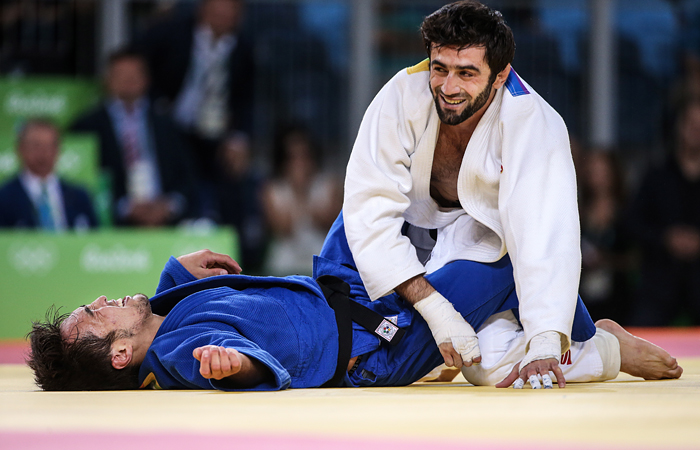 Дзюдоист Беслан Мудранов (справа) принес первое золото нашей сборной, одержав победу в финальном поединке над действующим чемпионом мира Елдосом Сметовым