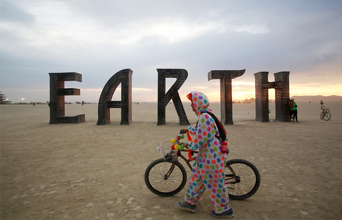 Burning man дает людям максимум возможностей для самовыражения в любых жанрах, поэтому на территории фестиваля можно встретить участников в самых причудливых костюмах