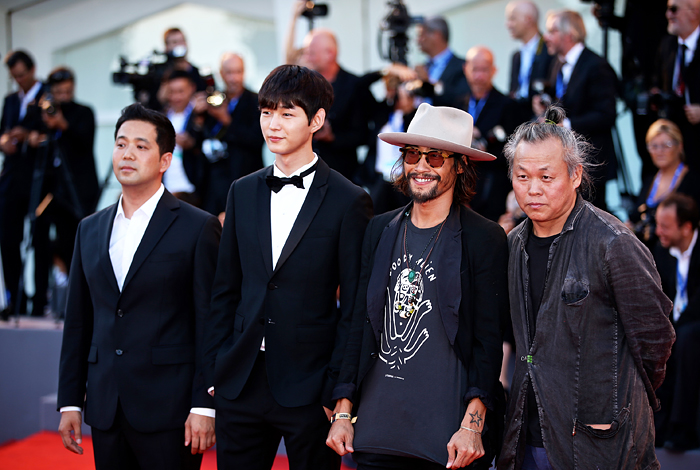 Режиссер Ким Ки Дук (справа)