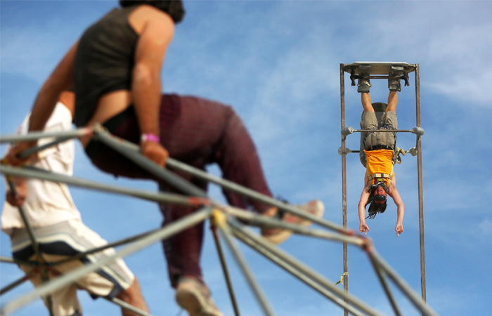 На Burning man проходят самые разнообразные перформансы, разворачиваются мастерские, люди принимают участие в невероятных аттракционах и конкурсах