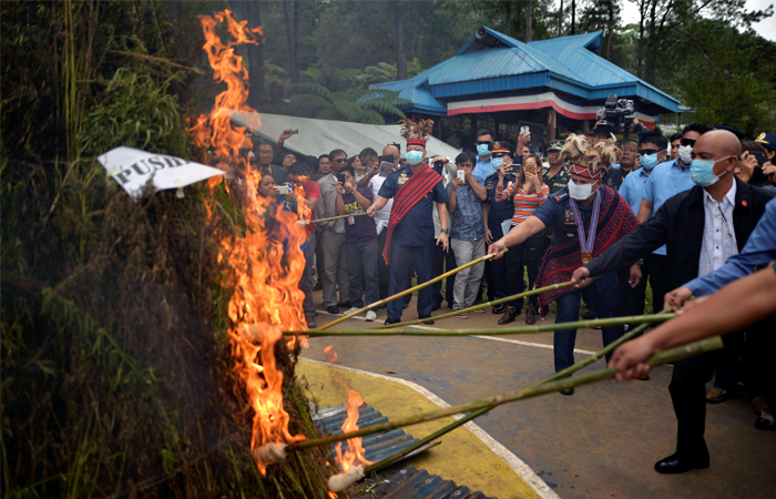 На Филиппинах продолжается национальная кампания по борьбе с наркотиками. Очередную партию марихуаны сожгли в городе Ла-Тринидад, провинция Бенгет.