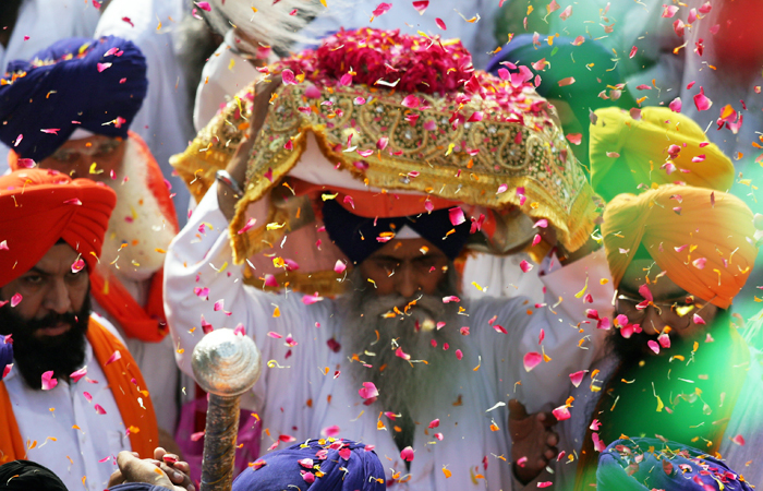 Сикхи со всего мира собрались в священном городе Амритсаре на севере Индии, чтобы отпраздновать 412-летие священной книги сикхов Гуру Грант Сахиб, которая считается источником духовной мудрости