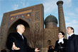 Президент Узбекистана Ислам Каримов и президент России Дмитрий Медведев на площади Регистан в Самарканде. 2009 год.