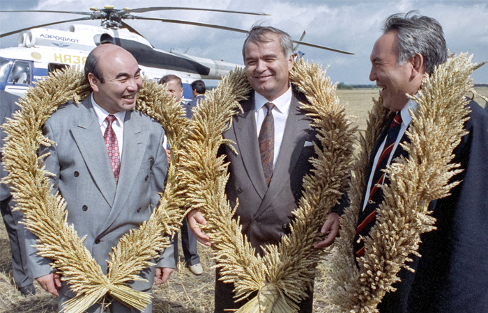 Президент Киргизии Аскар Акаев, президент Узбекистана Ислам Каримов и глава Казахстана Нурсултан Назарбаев (слева направо) в Акмолинской области на севере Казахстана. 1993 год.