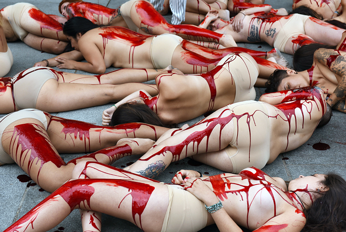 Акция протеста защитников животных против использования меха. Мадрид, Испания.