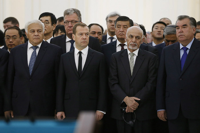 Глава российского правительства Дмитрий Медведев (второй слева на первом плане), президент Афганистана Ашраф Гани Ахмадзай (второй справа) и президент Таджикистана Эмомали Рахмон (справа)