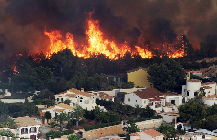 Пожары вспыхнули в окрестностях муниципалитета Бенитачель в Испании. Из зоны бедствия были эвакуированы как минимум 300 человек, к чьим домам подступил огонь. К борьбе с огнем привлечены силы авиации. Распространению пожаров способствует сухая жаркая погода, установившаяся в регионе.