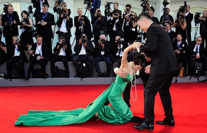 Корейская актриса и режиссер Мун Со-ри потеряла равновесие на красной дорожке Венецианского кинофестиваля