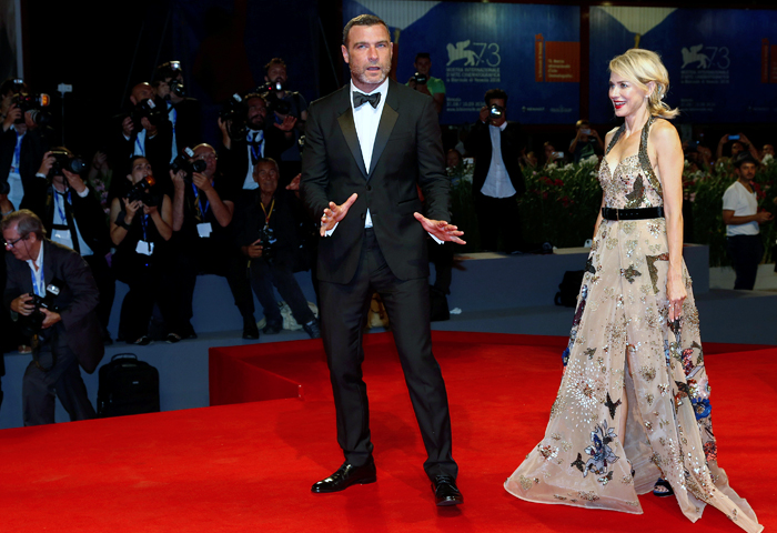 Актер Лив Шрайбер и актриса Наоми Уоттс перед премьерой драмы "Истекающий кровью"