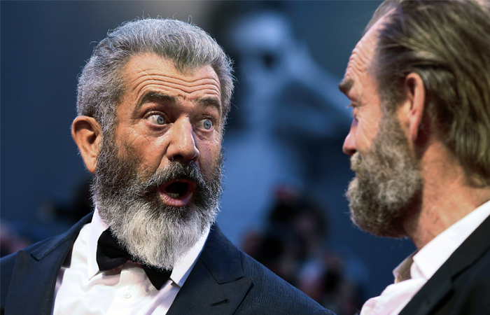 Голливудский актер и режиссер Мел Гибсон и актер Хьюго Уивинг на премьере военной драмы "По соображениям совести"