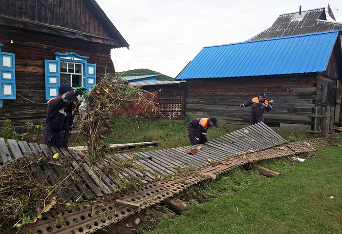 В Приморском крае продолжаются аварийно-восстановительные работы по ликвидации последствий паводка, в результате которого оказалось подтоплено более 3,6 тыс. домов и более 5 тыс. придомовых территорий. Без света остаются около 12 тыс. человек. В регионе объявлен режим ЧС федерального уровня. Ущерб, нанесенный наводнением, оценивается в 1,2 млрд рублей.