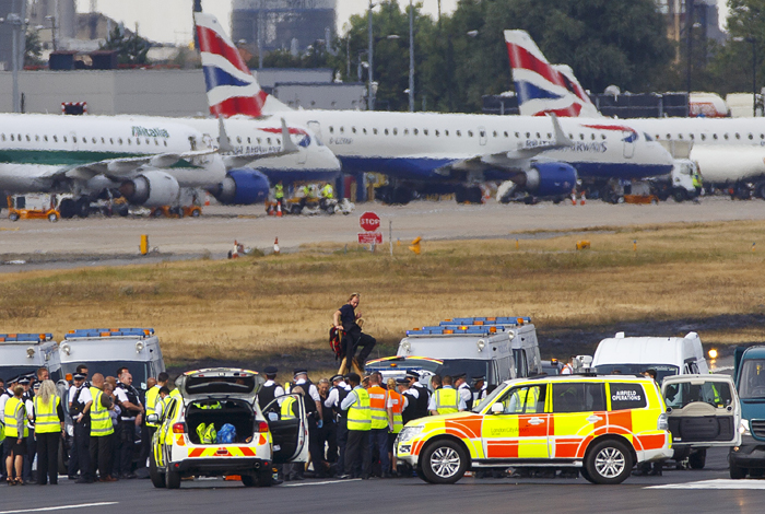 Активисты движения против насилия в отношении чернокожего населения Black Lives Matter устроили демонстрацию на взлетно-посадочной полосе аэропорта "Лондон-Сити". Пока администрация авиагавани и сотрудники полиции наводили порядок, все прибывающие рейсы были перенаправлены на другие аэродромы. Вылетающие рейсы были задержаны. Каким образом группа протестантов проникла на закрытую территорию неизвестно.