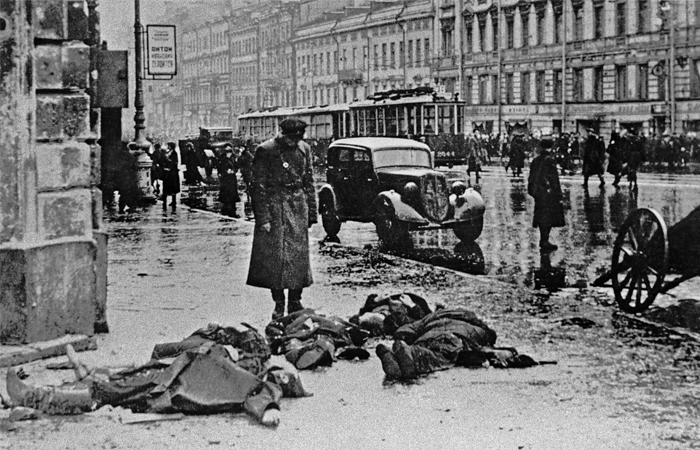 После обстрела города немецкой артиллерией. 1942 год.