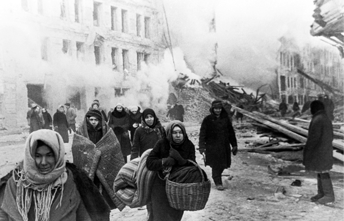 Жители покидают дома, разрушенные немцами. 1941 год.