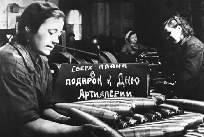 Артиллерийские снаряды, выпускаемые сверх плана на одном из предприятий города. 1944 год.