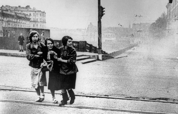 Санитарные дружинницы ведут пострадавшую от вражеского обстрела. 1943 год.