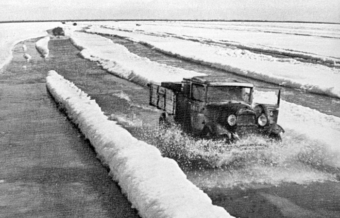 Проложенная по льду Ладоги "Дорога жизни", по которой были доставлены тысячи тонн продовольствия, боеприпасов и топлива в осажденный Ленинград. 1943 год.